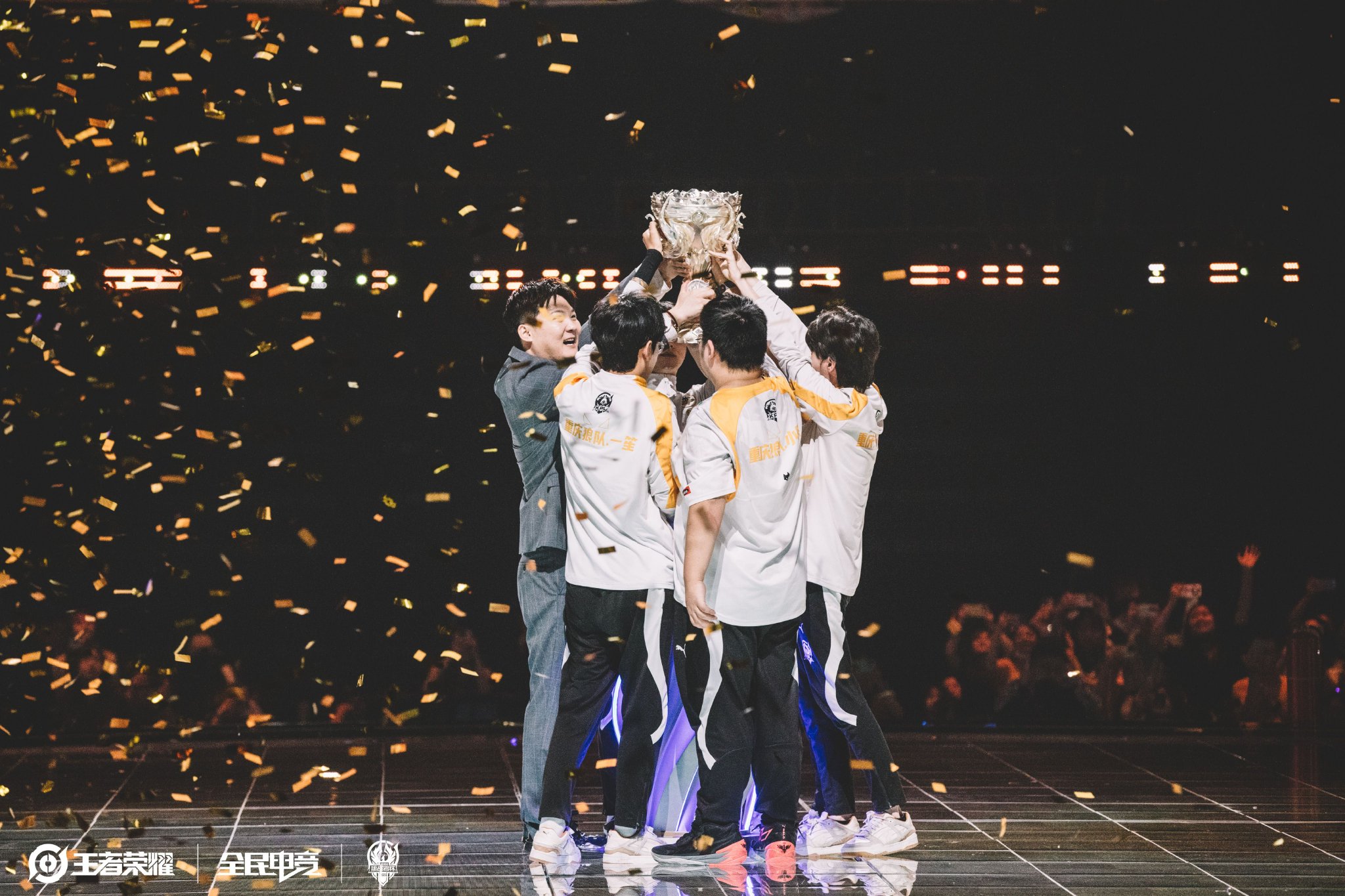 以及一位具 以及一位具